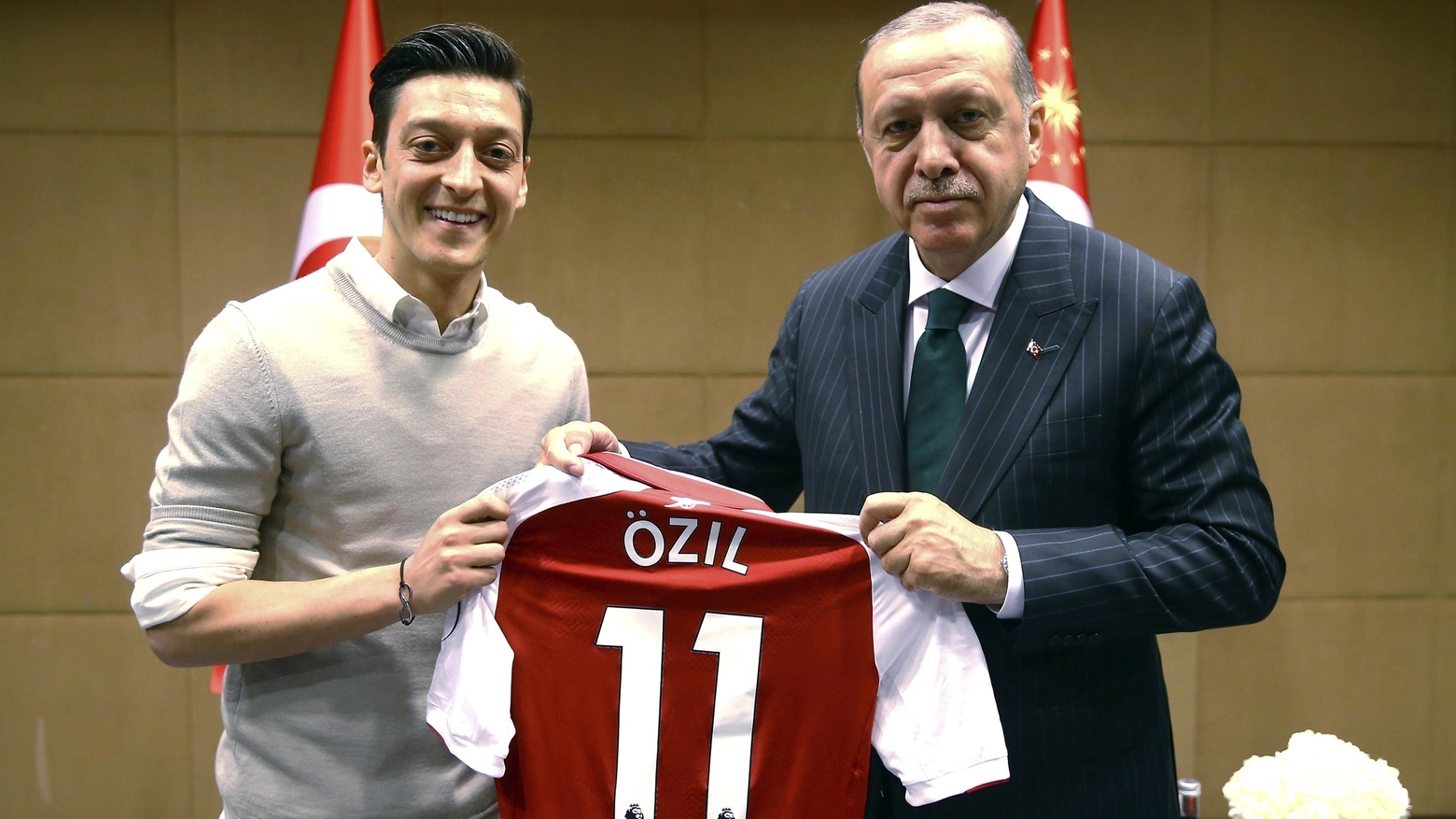 La foto tra Ozil e Erdogan che ha scatenato la polemica (LaPresse)