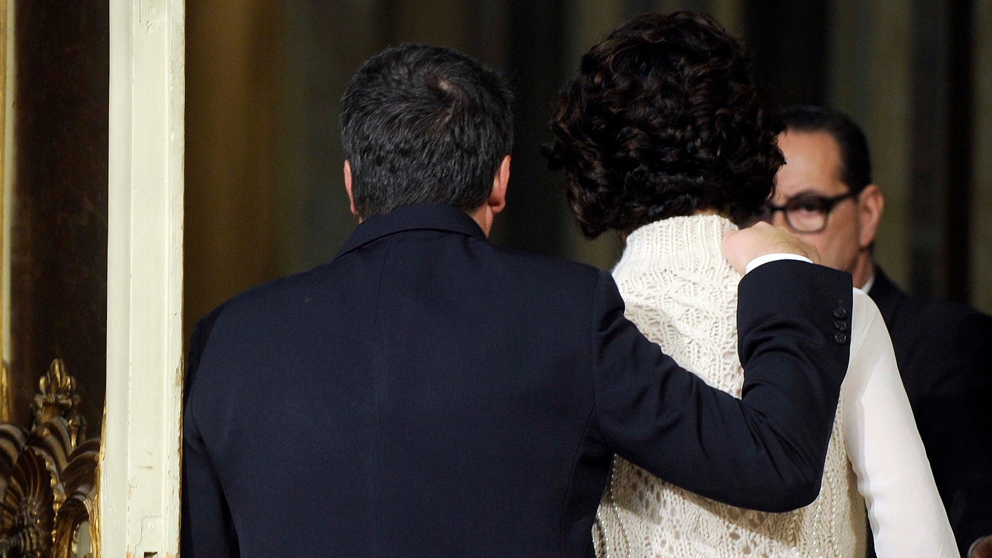 Matteo e Agnese Renzi escono da Palazzo Chigi dopo le dimissioni del premier (Lapresse)