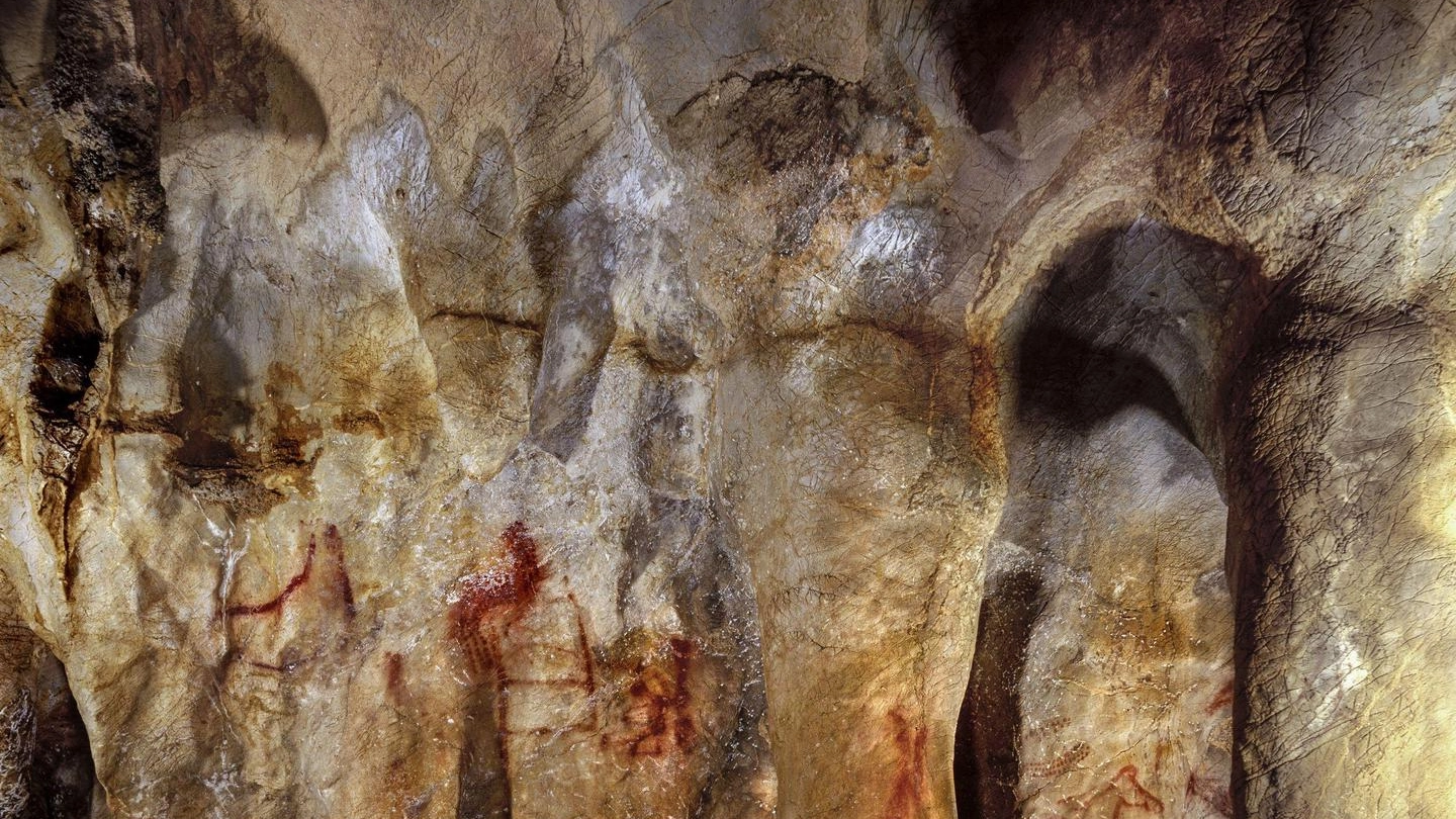 Pitture rupestri dei Neanderthal trovate nella grotta La Pasiega (Ansa)
