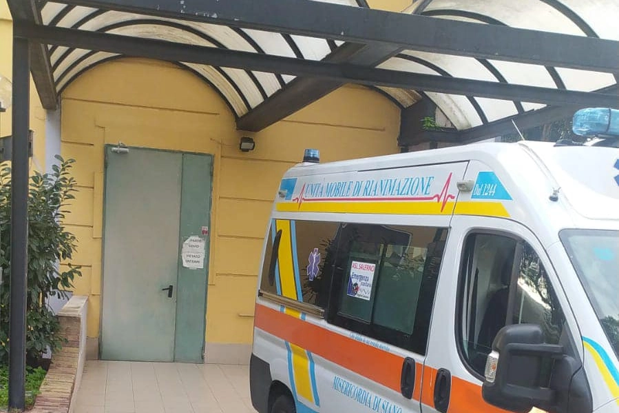 L'ambulanza con la donna a bordo davanti all'ospedale Curteri 