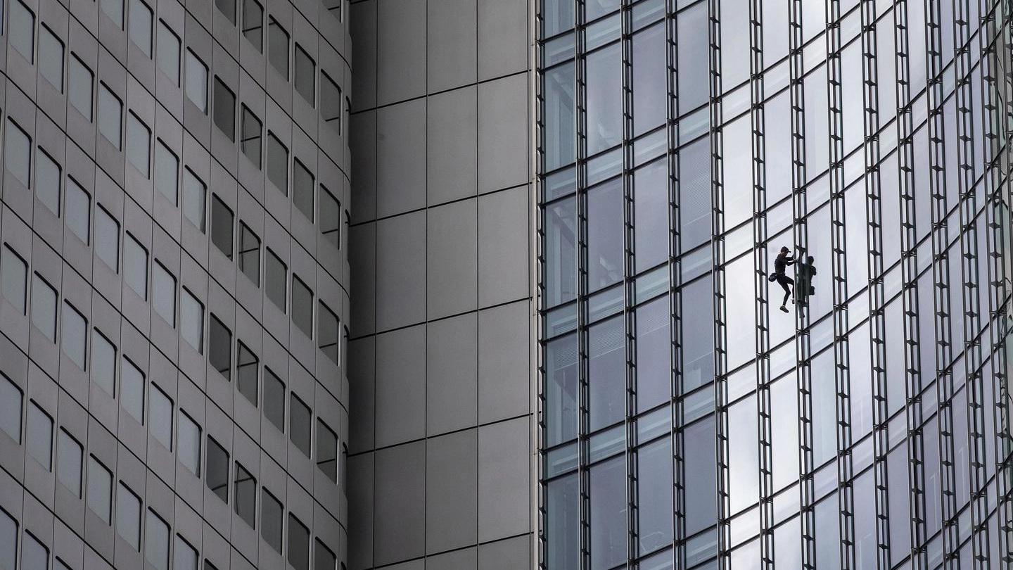 La nuova impresa di Spiderman francese su un grattacielo di Francoforte (Ansa)