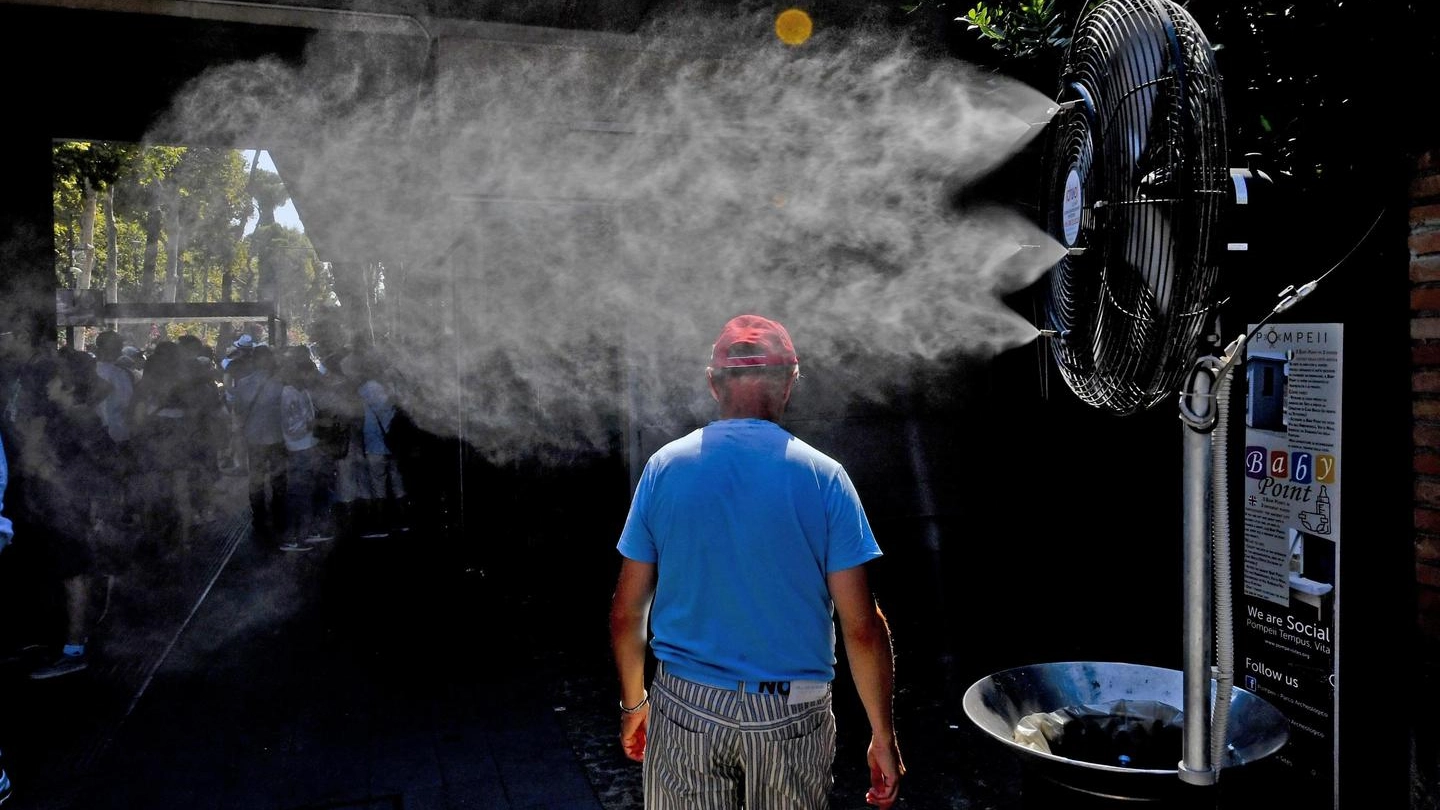 Nebulizzatori in funzione per rinfrescare i turisti in fila agli scavi di Pompei (Ansa)
