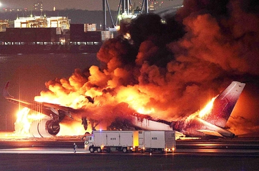 Tokyo, il video dell’aereo in fiamme sulla pista di Haneda: il momento in cui prende fuoco