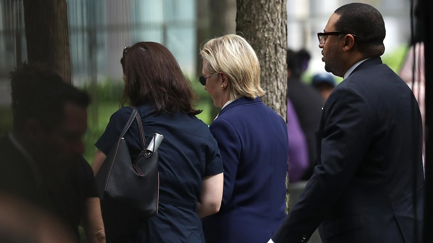New York, 11 settembre: Hillary Clinton lascia la cerimonia a Ground Zero (Afp)