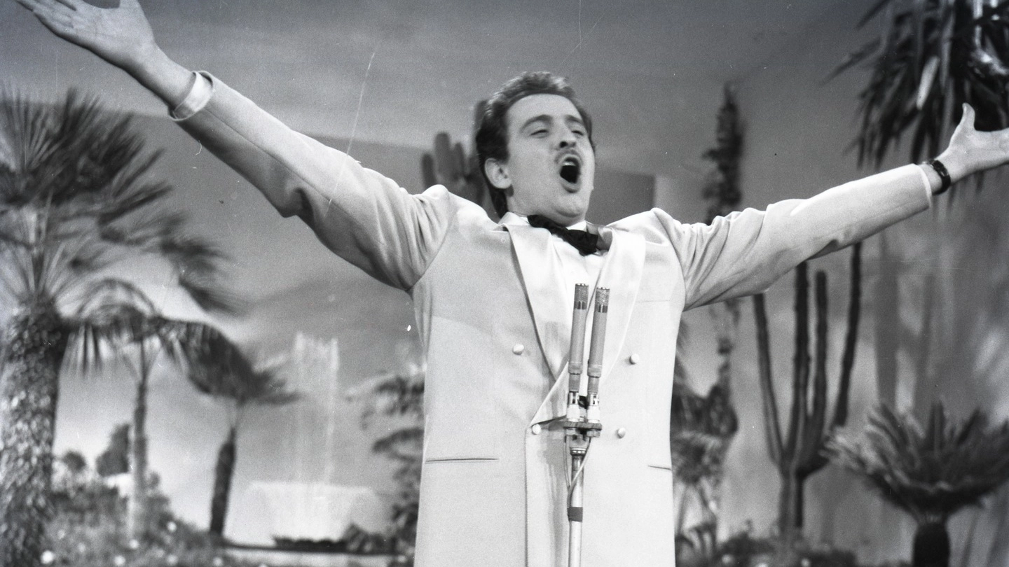 Domenico Modugno al Festival di Sanremo nel 1958  (Archivio Publifoto, foto Nick Giordano)