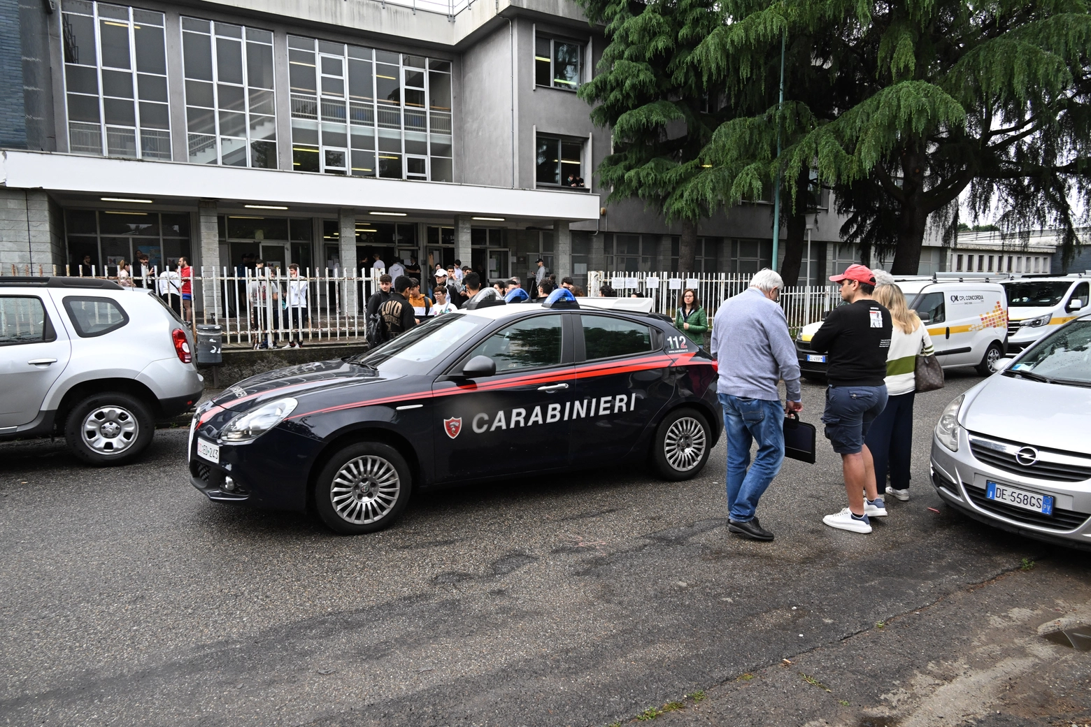 I carabinieri davanti alla scuola di Abbiategrasso, nel Milanese