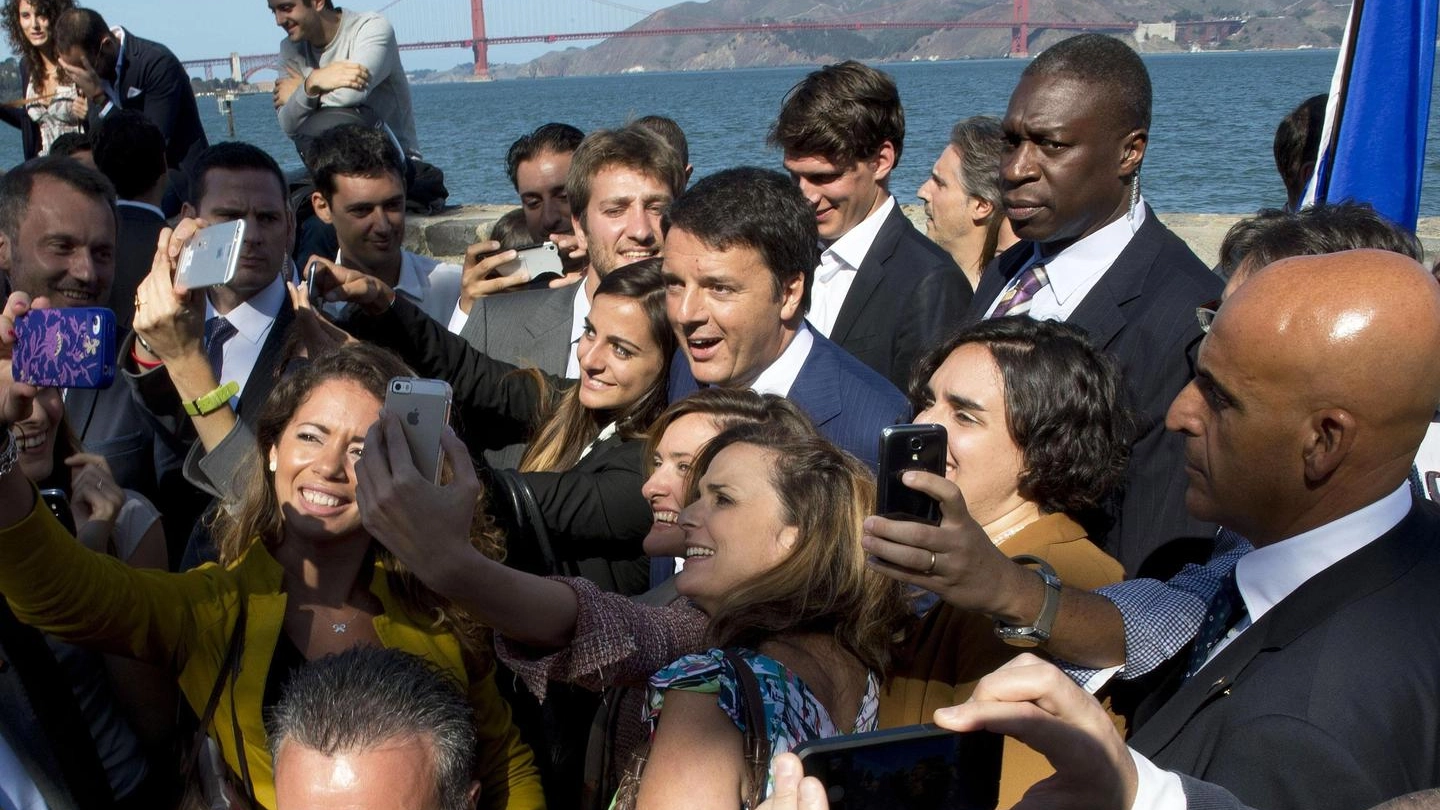 Matteo Renzi, selfie durante la sua visita allo Yacht club di San Francisco (Ansa)