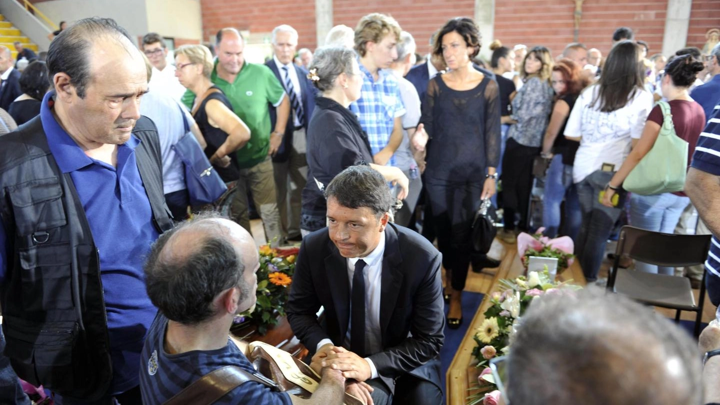 Matteo Renzi ai funerali di Ascoli Piceno (Ansa)