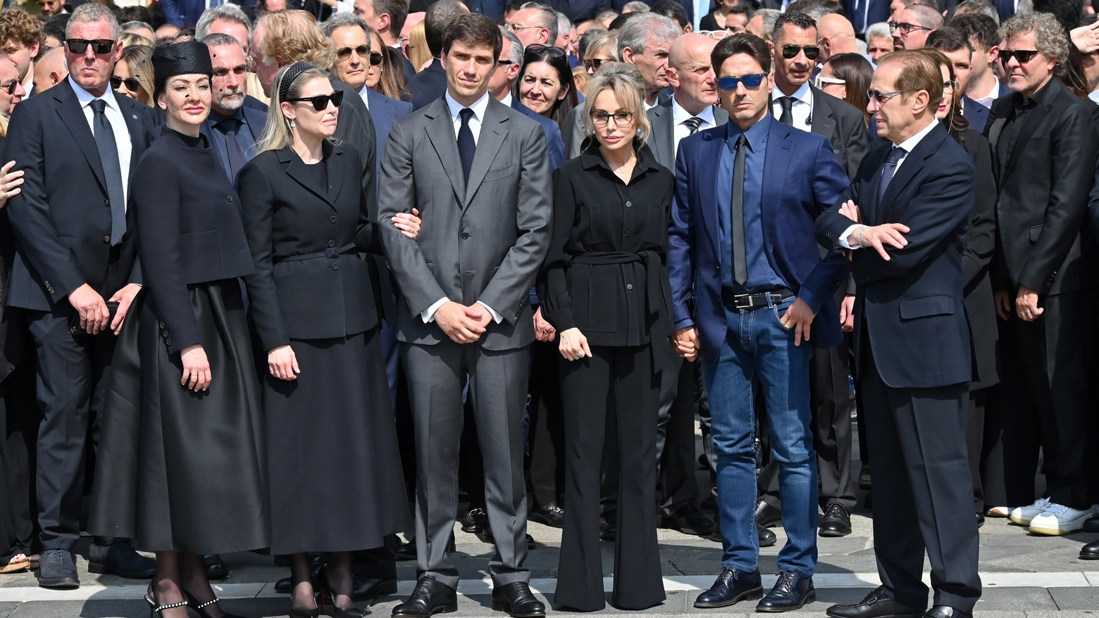 I cinque figli di Berlusconi al funerale del padre