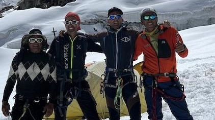 Insieme a un modenese i due alpinisti bresciani raggiungono la vetta 8.163 metri alla loro prima esperienza in Himalaya: “Scaliamo per diletto”