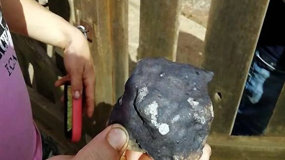 Cuba, uno dei frammenti lasciati dal meteorite (Ansa)