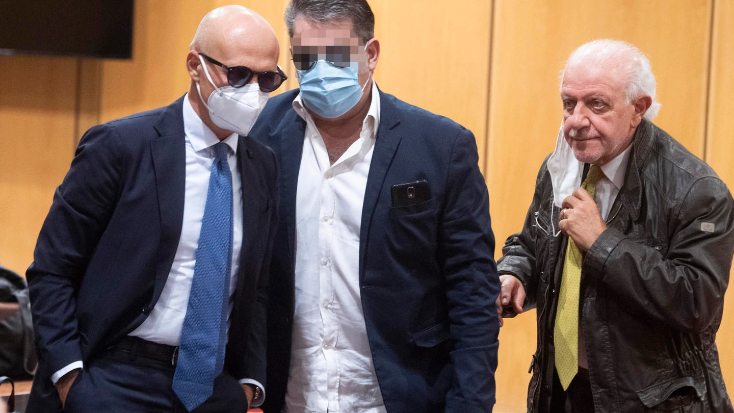 Antonio Ciontoli con i suoi avvocati dopo la sentenza dell'appello bis (Ansa)