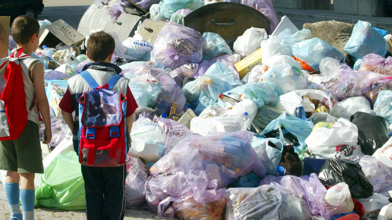 Un'immagine di repertorio dell'emergenza rifiuti a Napoli