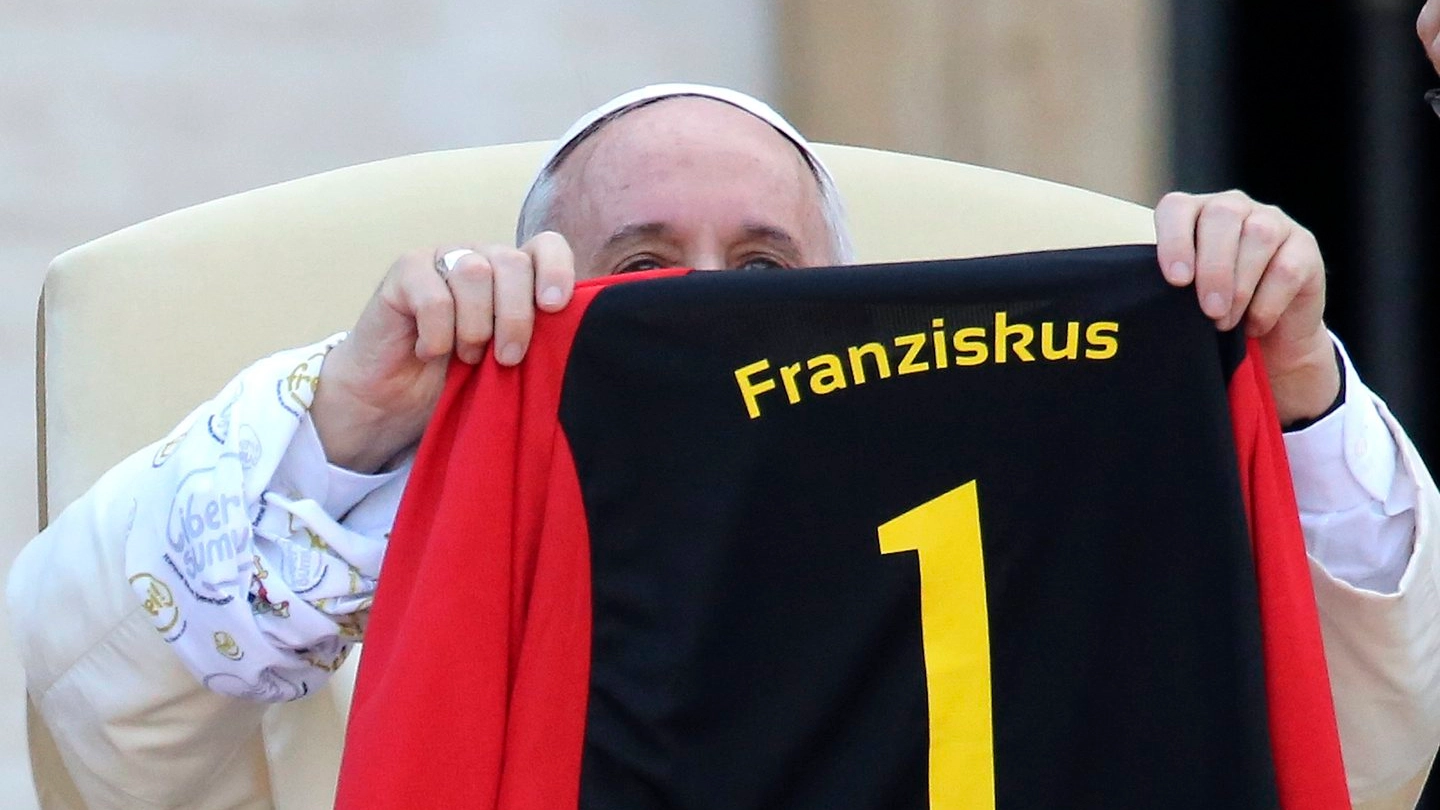 Papa Francesco e la maglia della Germania con il suo nome (Reuters)