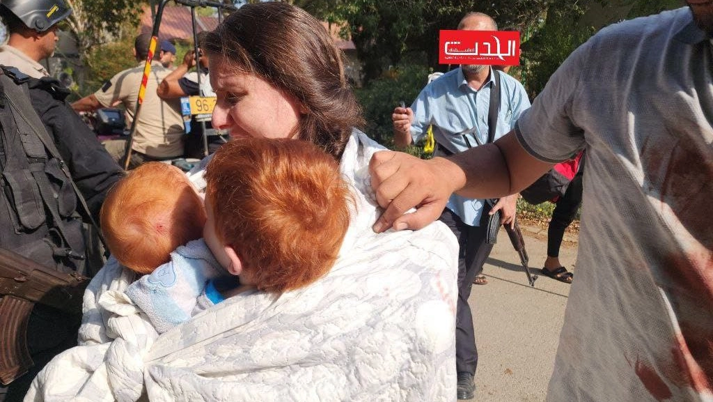 Donna con i figli in lacrime, il video è virale: "Israeliana rapita da Hamas e portata a Gaza"