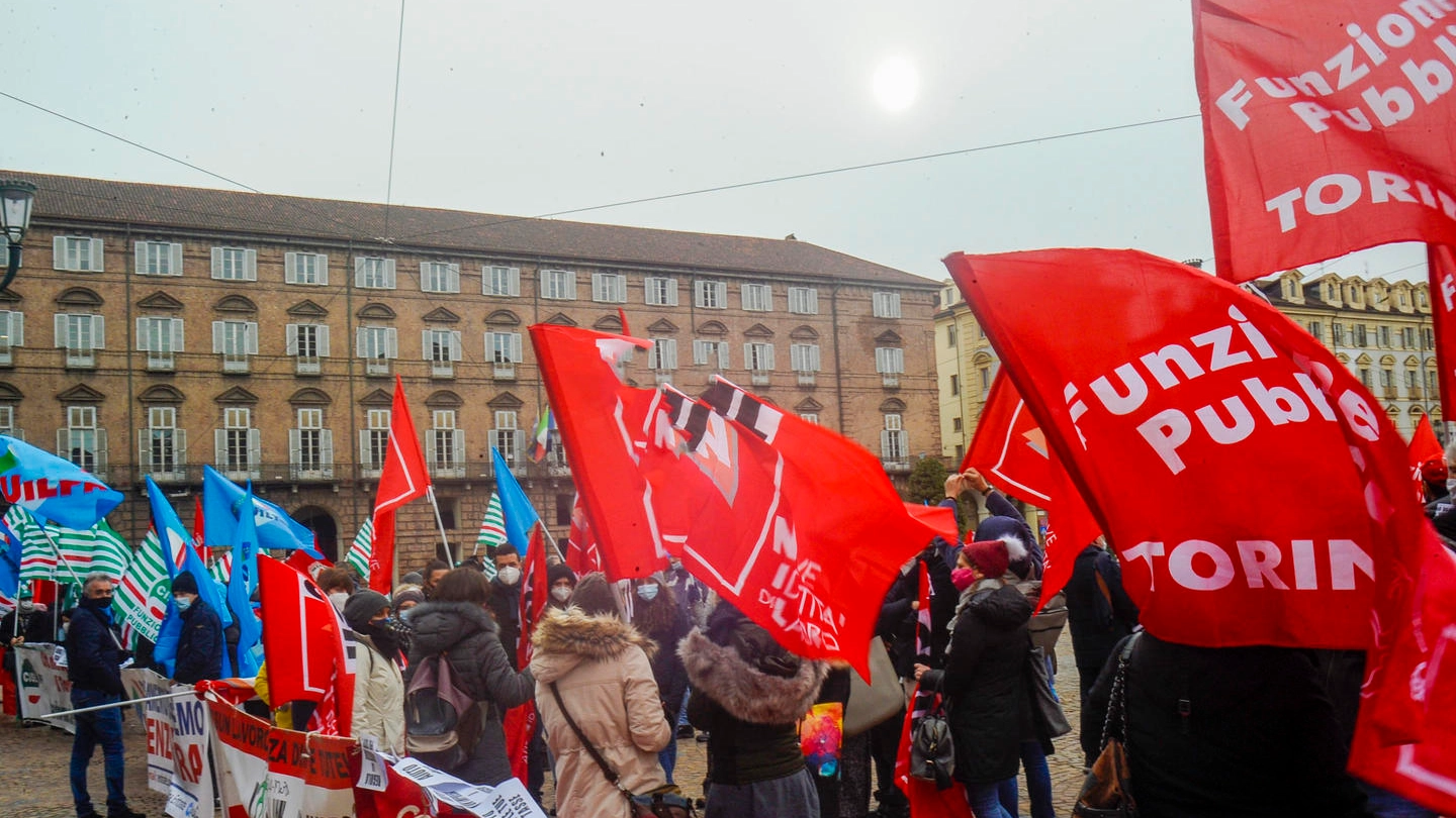 Presidio dei sindacati della Funzione Pubblica sotto la prefettura di Torino (Ansa)