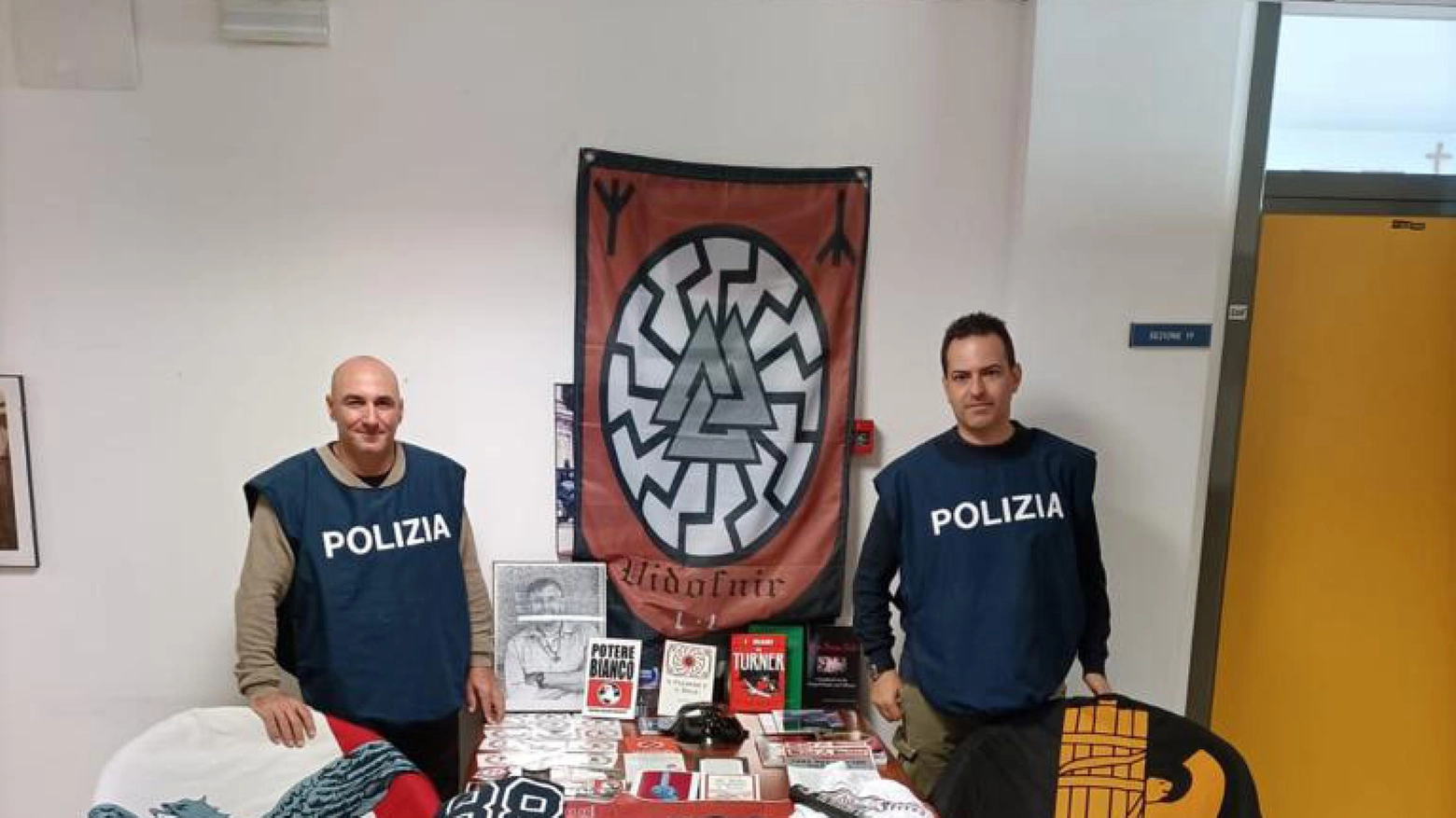 Materiale sequestrato dalla Procura di Napoli all'associazione neonazista