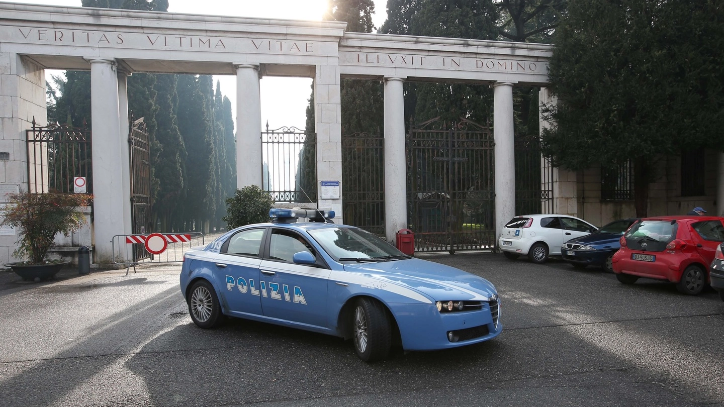 La polizia davanti al cimitero Vantiniano