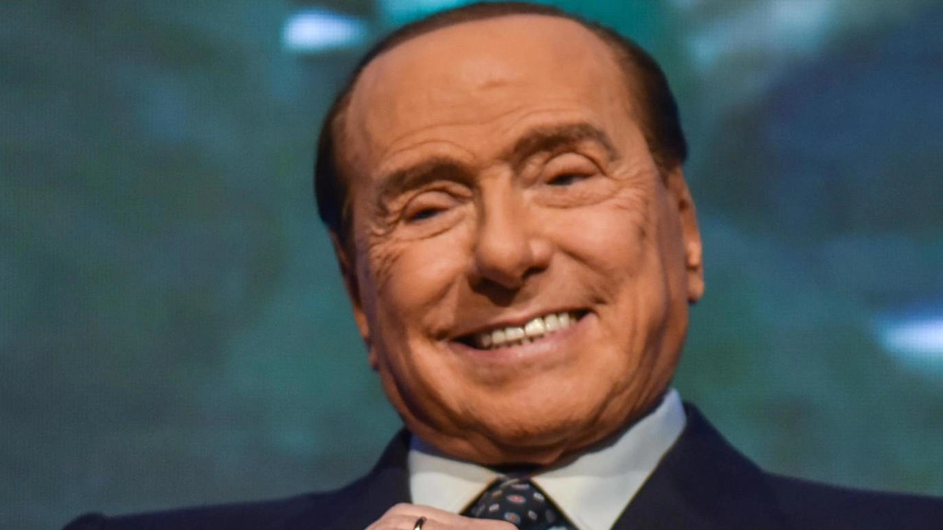 Il nome di Berlusconi iscritto al Famedio dove riposa anche Manzoni