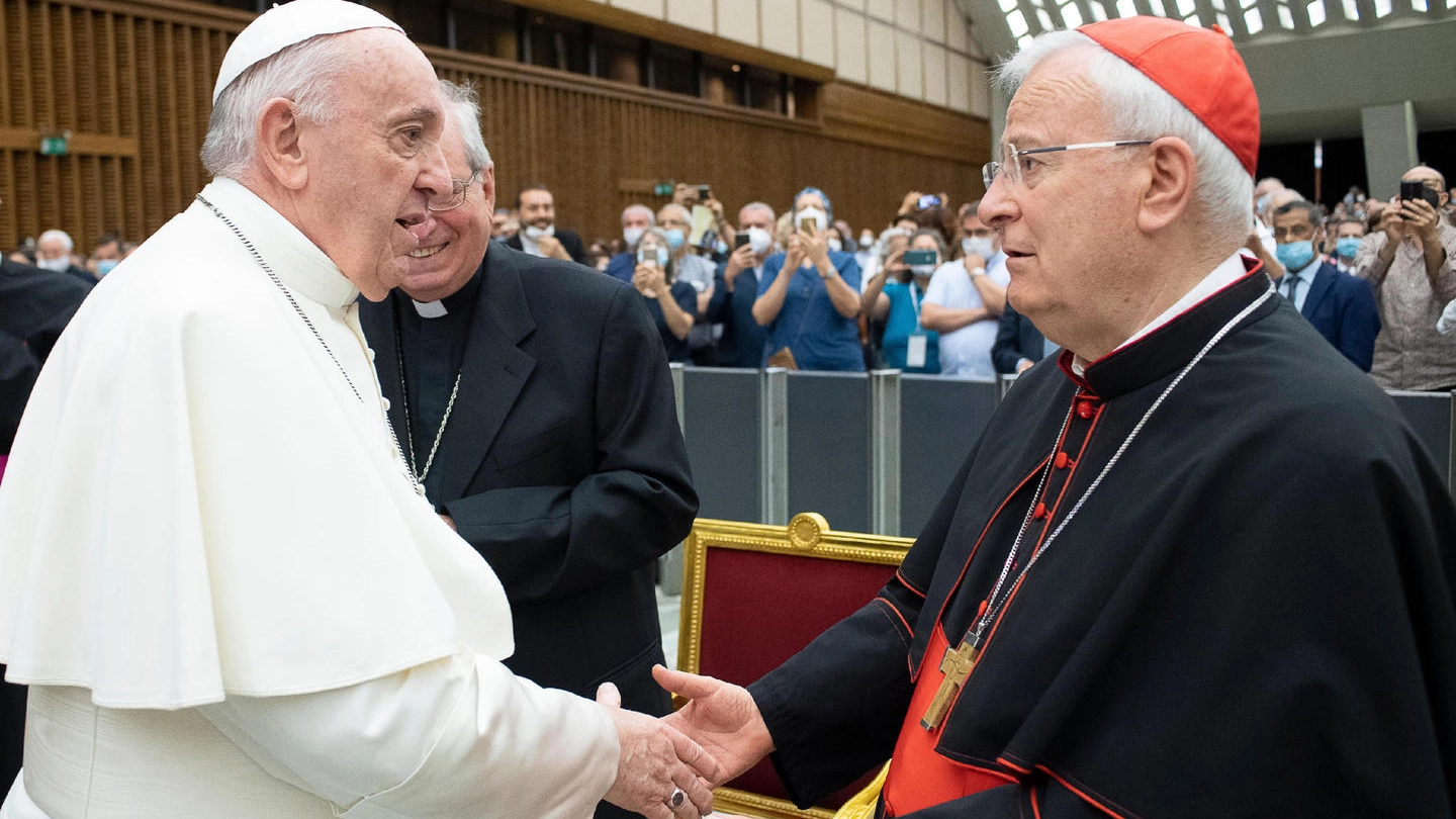 Papa Francesco e il cardinale Bassetti (Ansa)