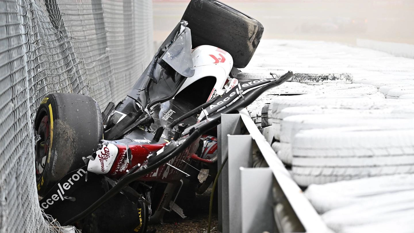 Silverstone, l'auto di Zhou incastrata tra il guard rail e le reti (Ansa)