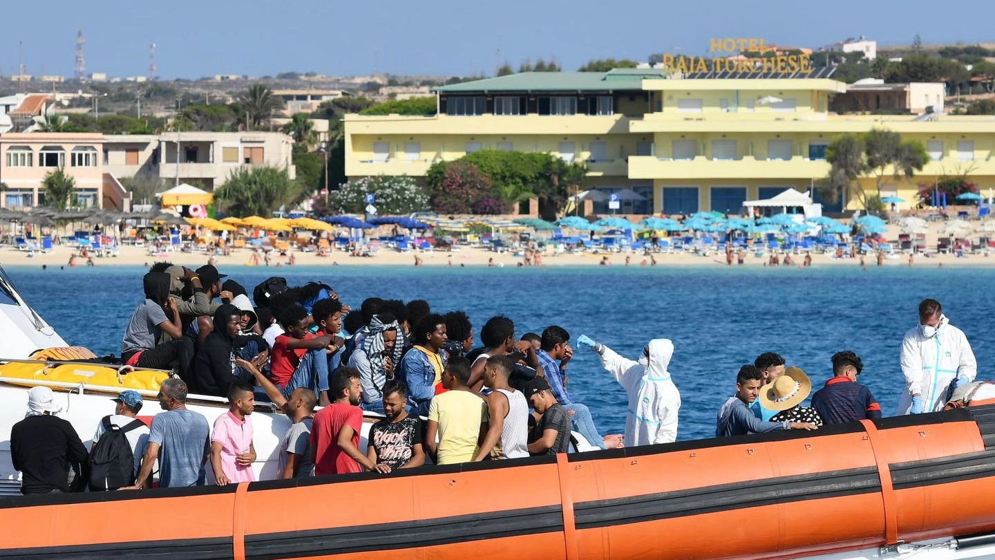 Migranti soccorsi in mare e portati verso Lampedusa (Ansa)