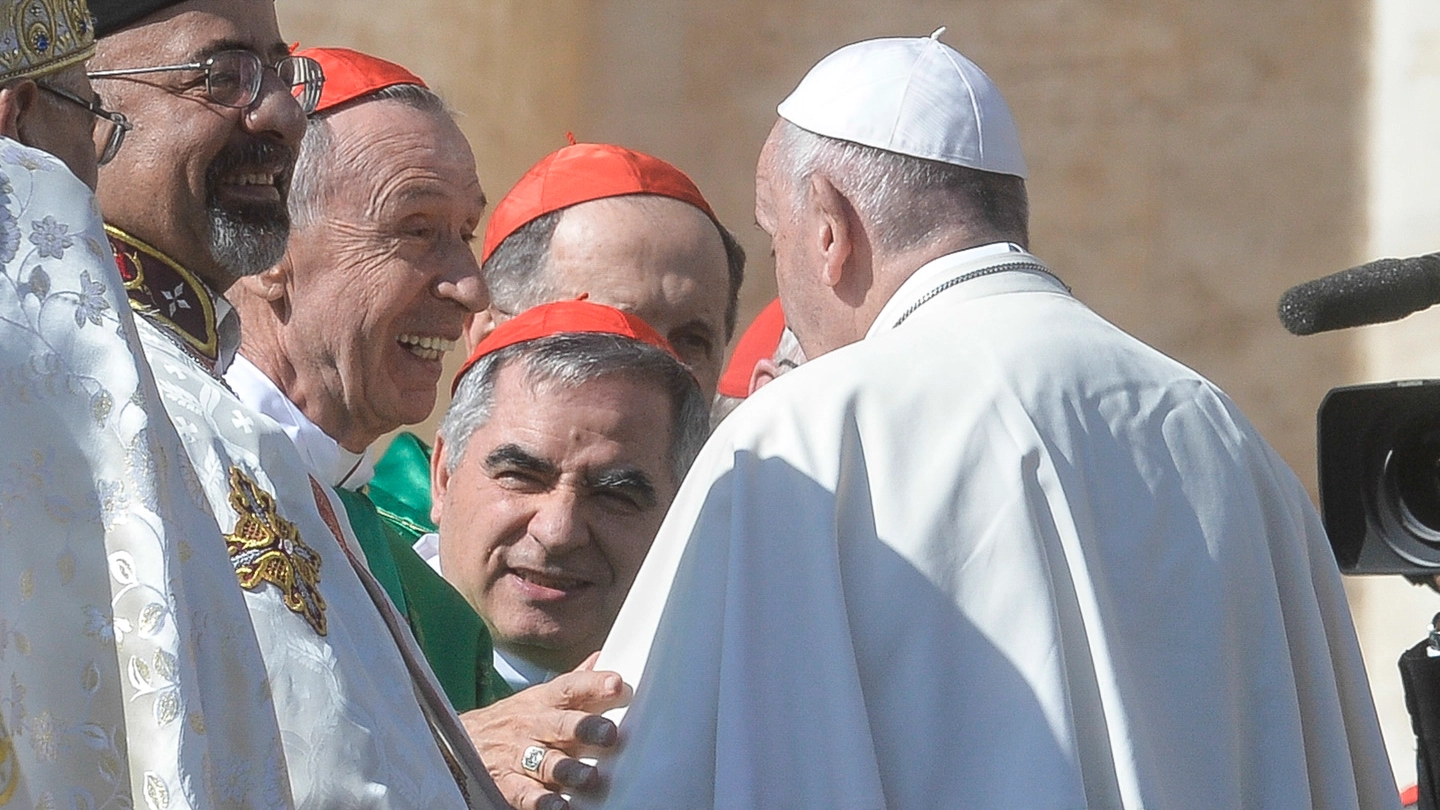 Il cardinale Giovanni Angelo Becciu con Papa Francesco (Ansa)