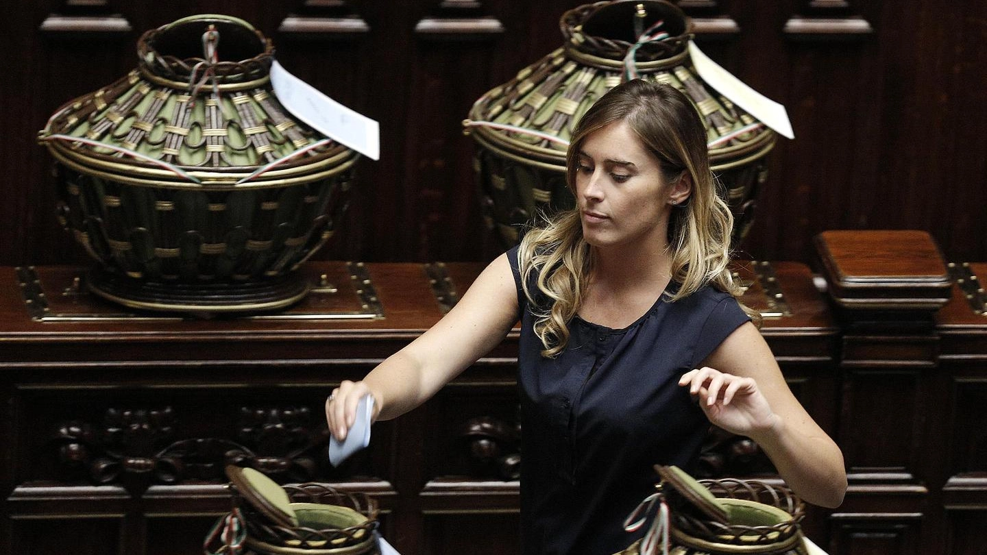 Il ministro Boschi vota alla Camera durante la seduta comune del Parlamento (Ansa)