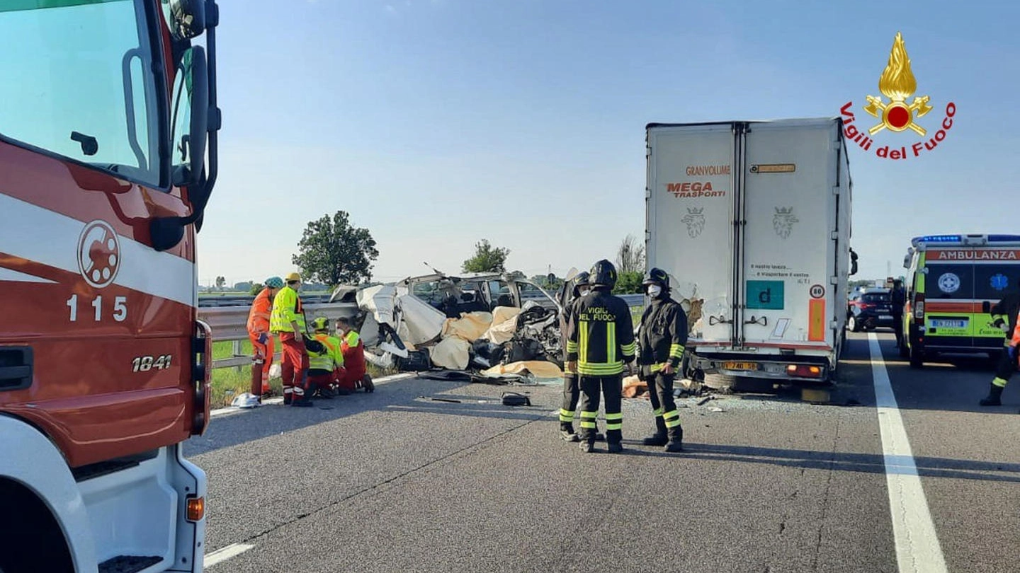 Cinque morti in autostrada nello scontro tra un furgone e un tir (Ansa)