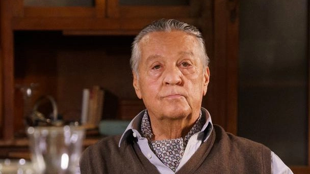 Renato Pozzetto, 81 anni il 14 luglio, nei panni di Nino Sgarbi in Lei mi parla ancora