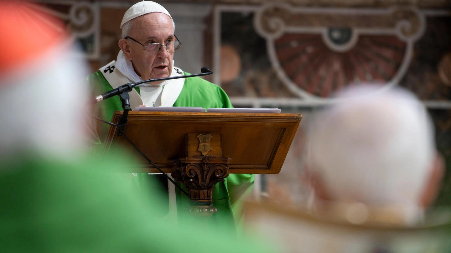 Papa Francesco celebra la messa durante il summit contro la pedofilia (Lapresse)