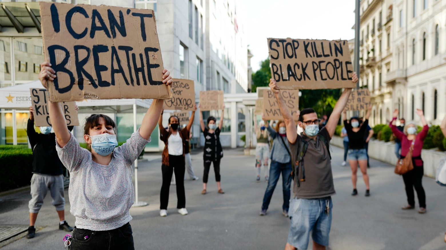 "Non posso respirare". Una manifestazione per Floyd a Milano (Ansa)