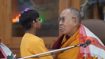 Uno screen del video con il Dalai Lama e il bambino