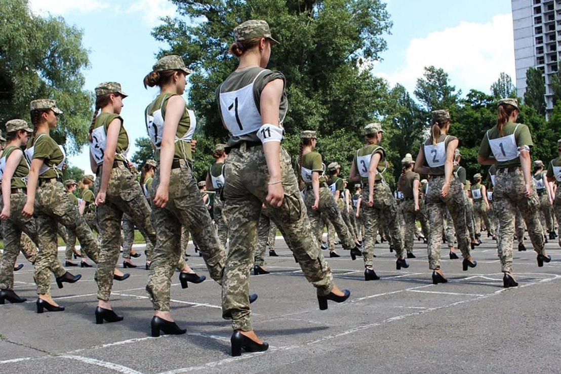 Le soldatesse ucraine con i tacchi durante le prove per una parata militare (Ansa)