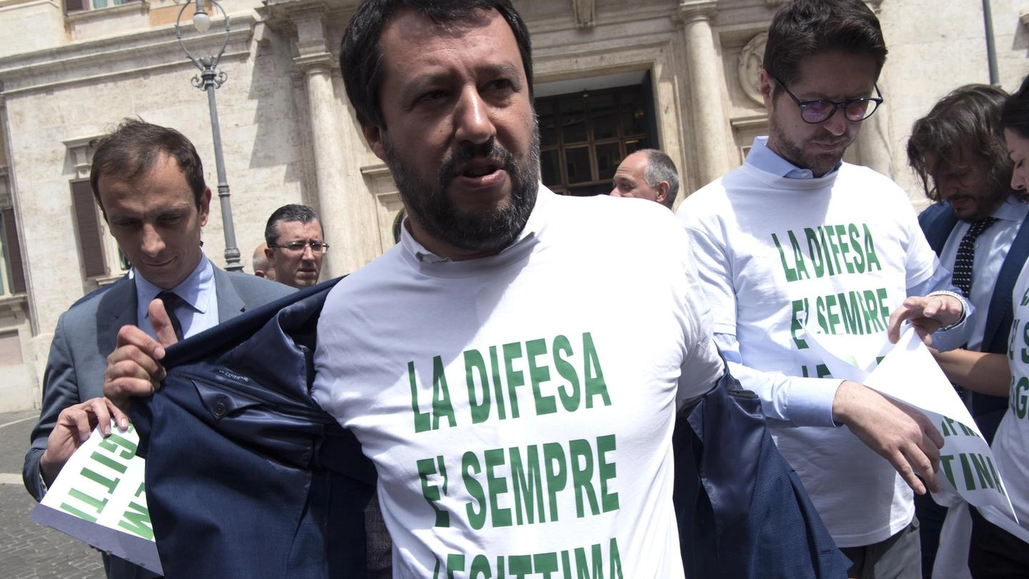 Matteo Salvini, con i deputati del partito nel 2017 (Ansa)