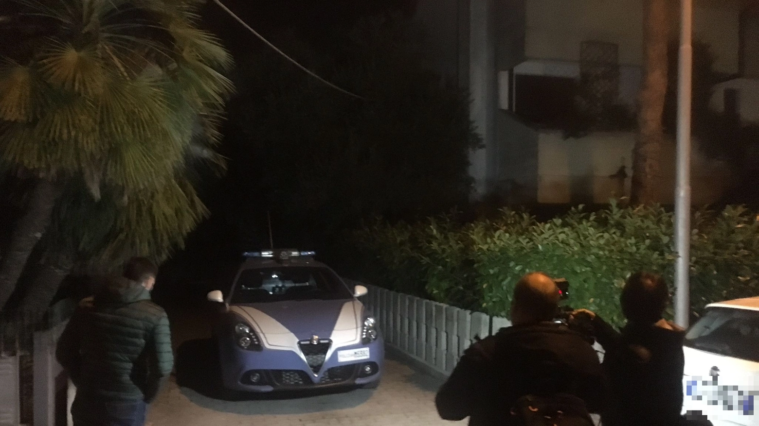 La polizia davanti alla casa della tragedia in via Montefeltro a Fano (foto Toni)