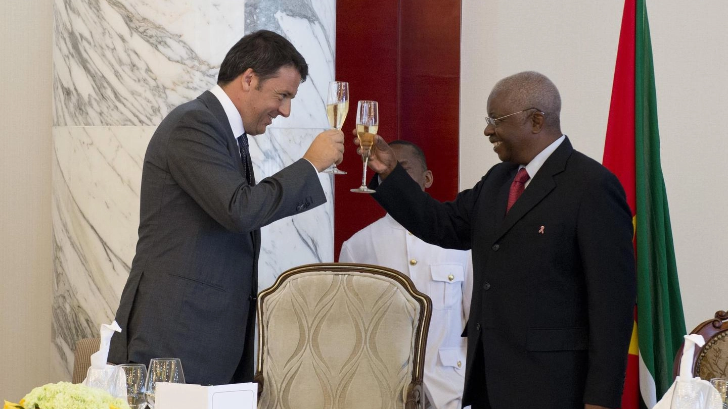 Matteo Renzi, in visita a Maputo, in Mozambico, a pranzo con il presidente  Armando Guebuza (Ansa)