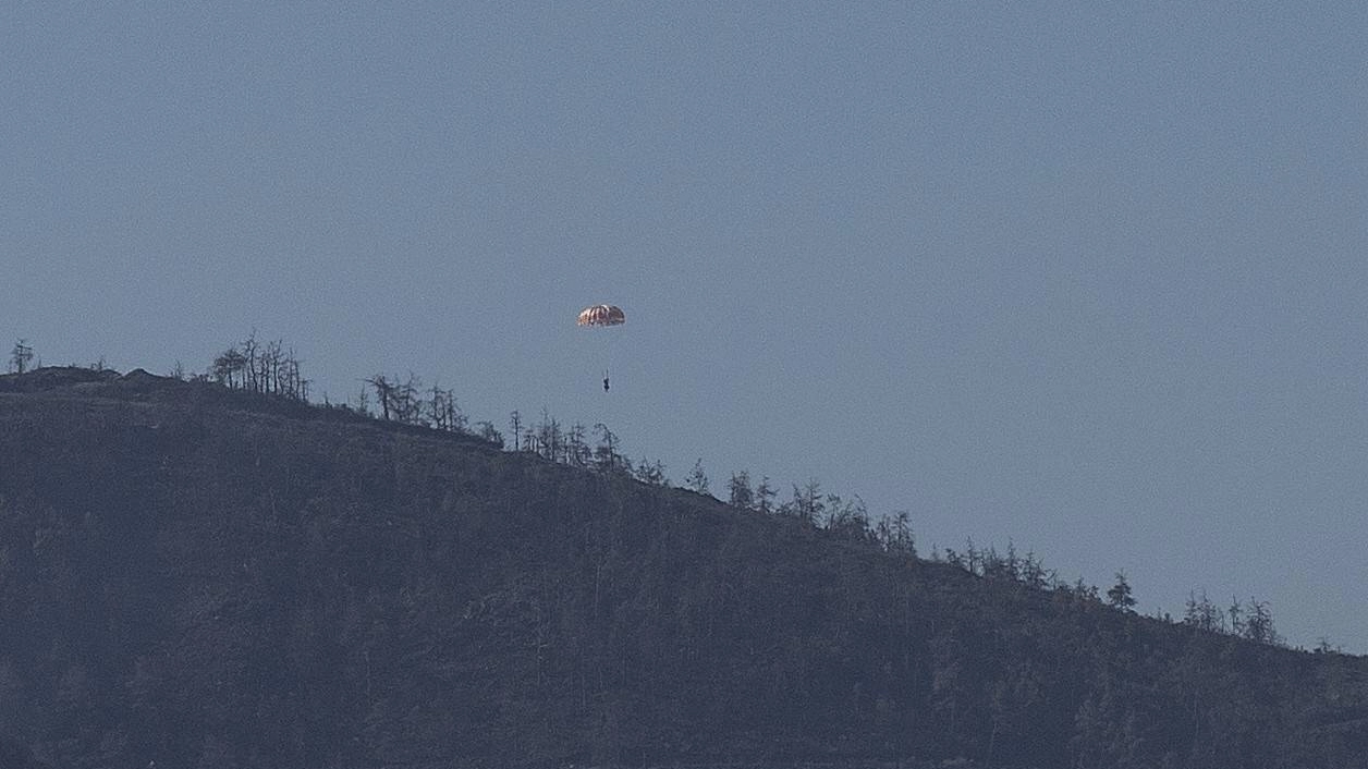 Un pilota russo che si è paracadutato (Olycom)