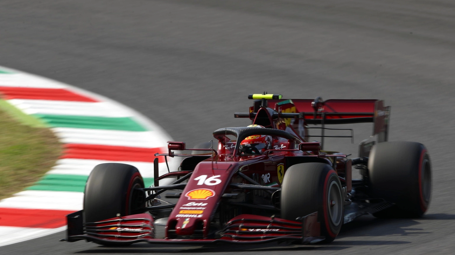 La Ferrari con la livrea per i 1000 GP in F1 (Ansa)