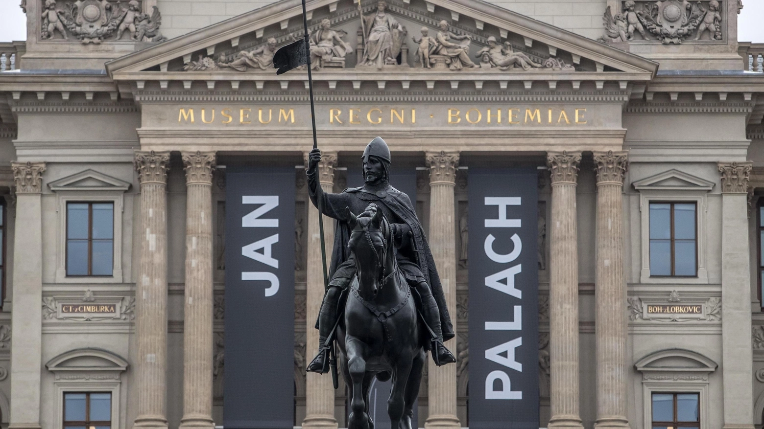 Piazza San Venceslao a Praga con i poster che ricordano Jan Palach (Ansa)