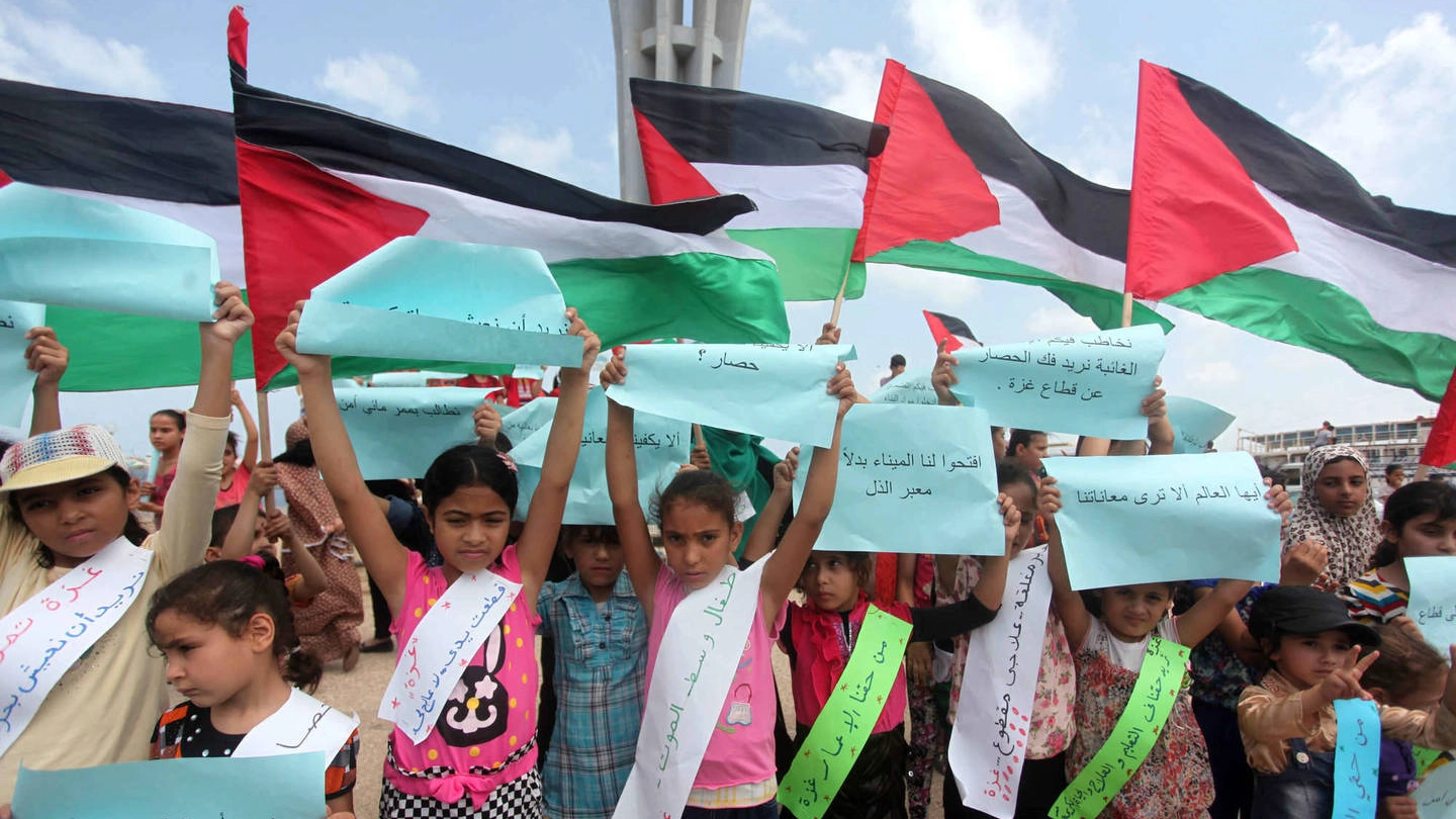 Bambini palestinesi in attesa della Flottilla (Olycom)
