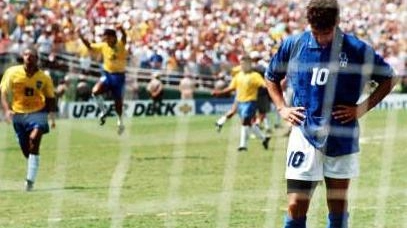 La delusione di Roberto Baggio dopo il rigore sbagliato ai Mondiali del '94