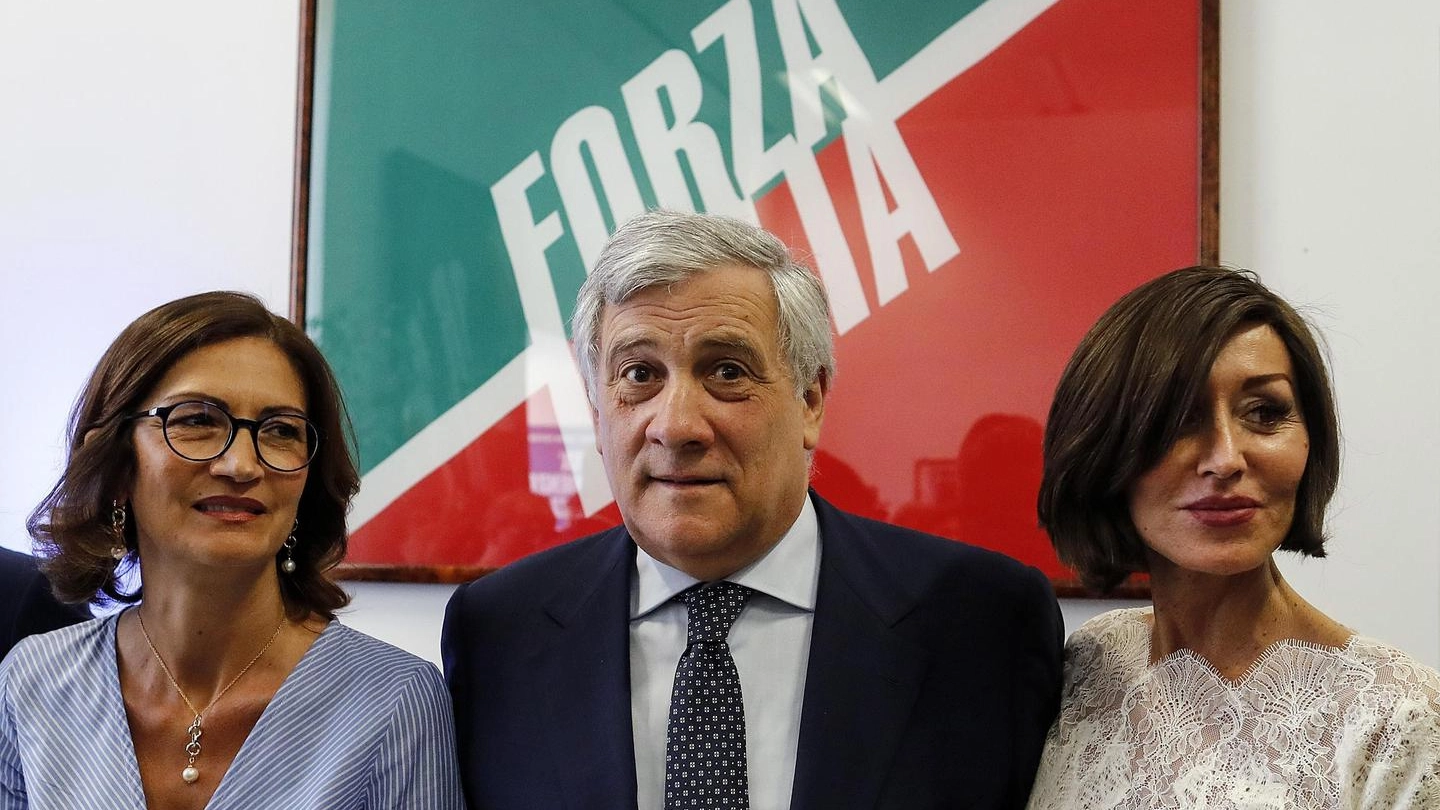 Antonio Tajani tra Mariastella Gelmini e Anna Maria Bernini (Ansa)