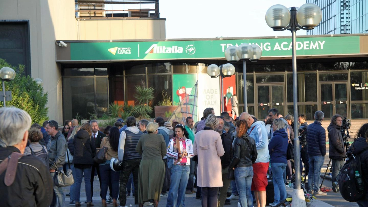 Personale Alitalia in attesa di conoscere i risultati del referendum a Fiumicino (Ansa)