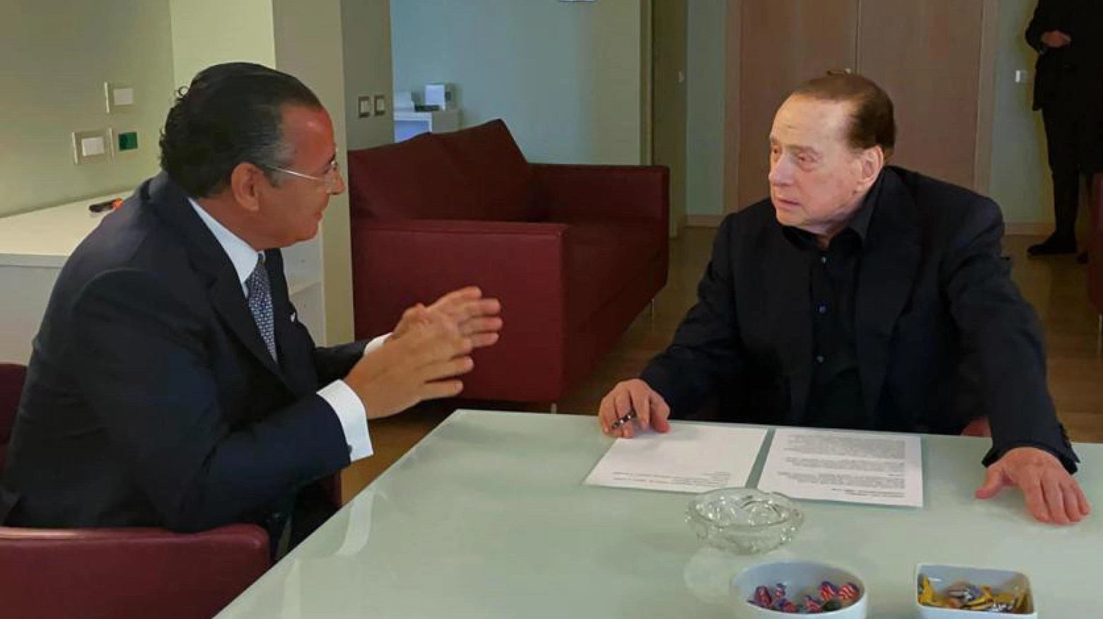 Silvio Berlusconi, 84 anni, con Kamel Ghribi