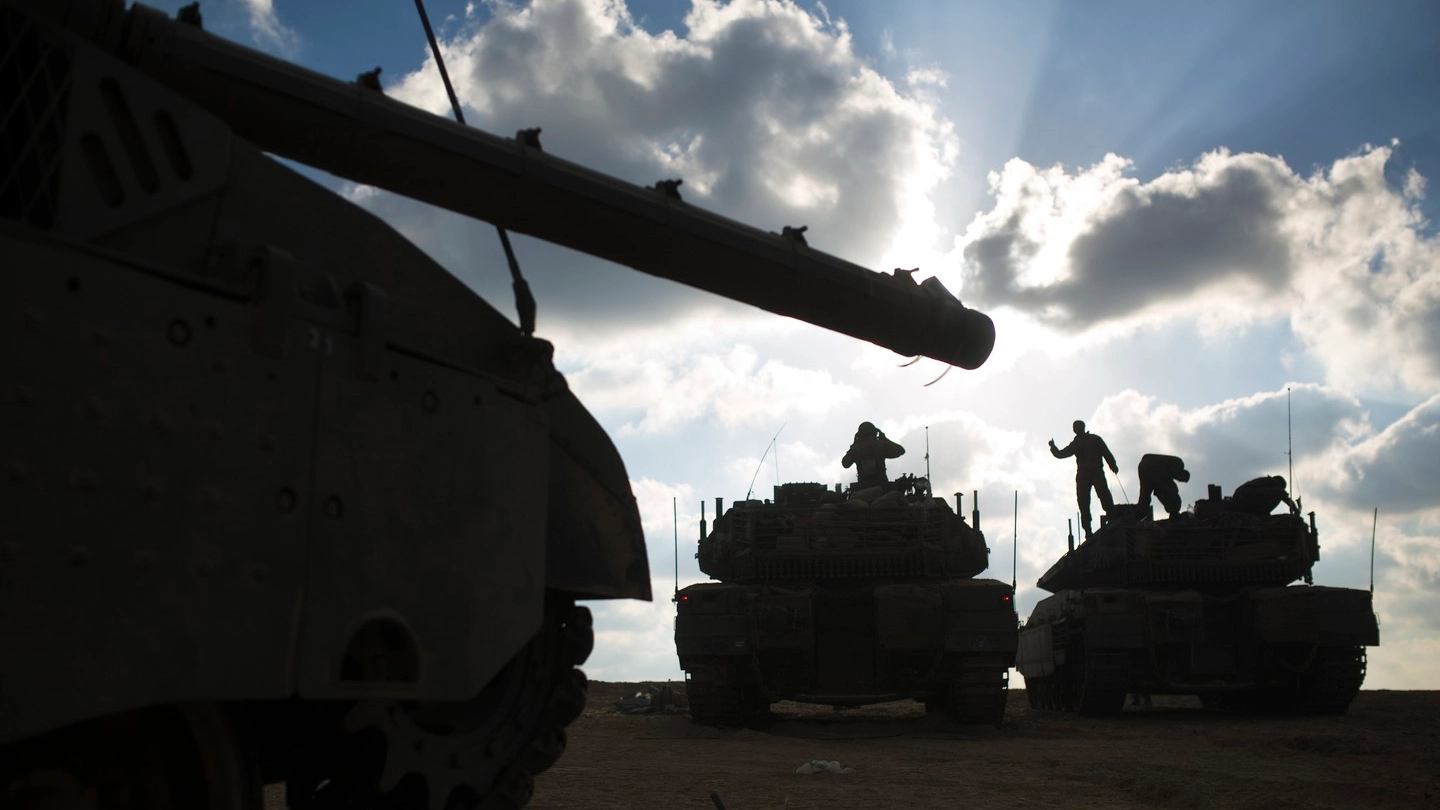 Tank Merkava in attesa di ordini (Reuters)