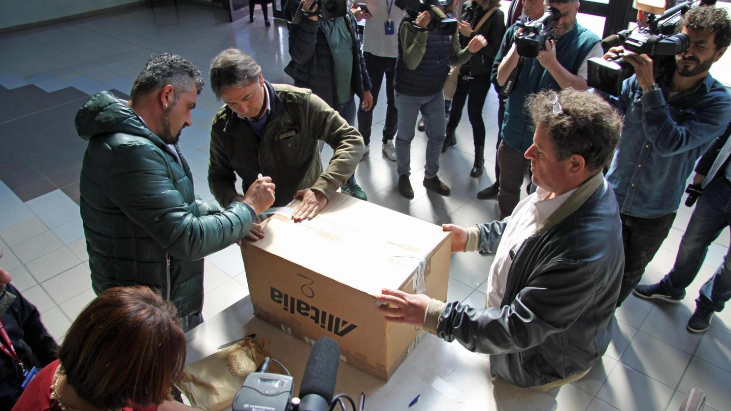 Un seggio del referendum Alitalia sigillato (Ansa)