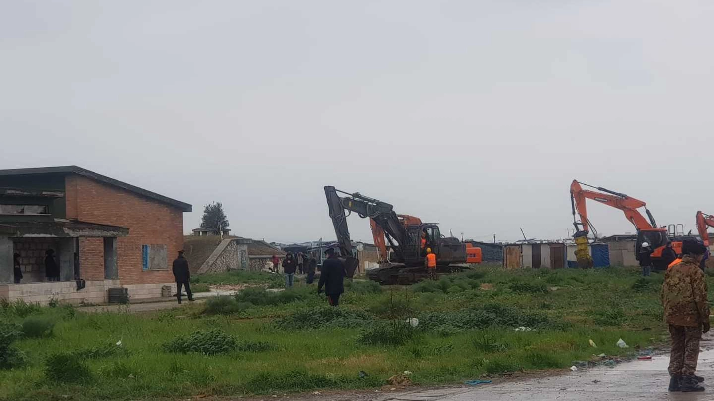 Ruspe abbattono la baraccopoli nei pressi di Foggia (Dire)