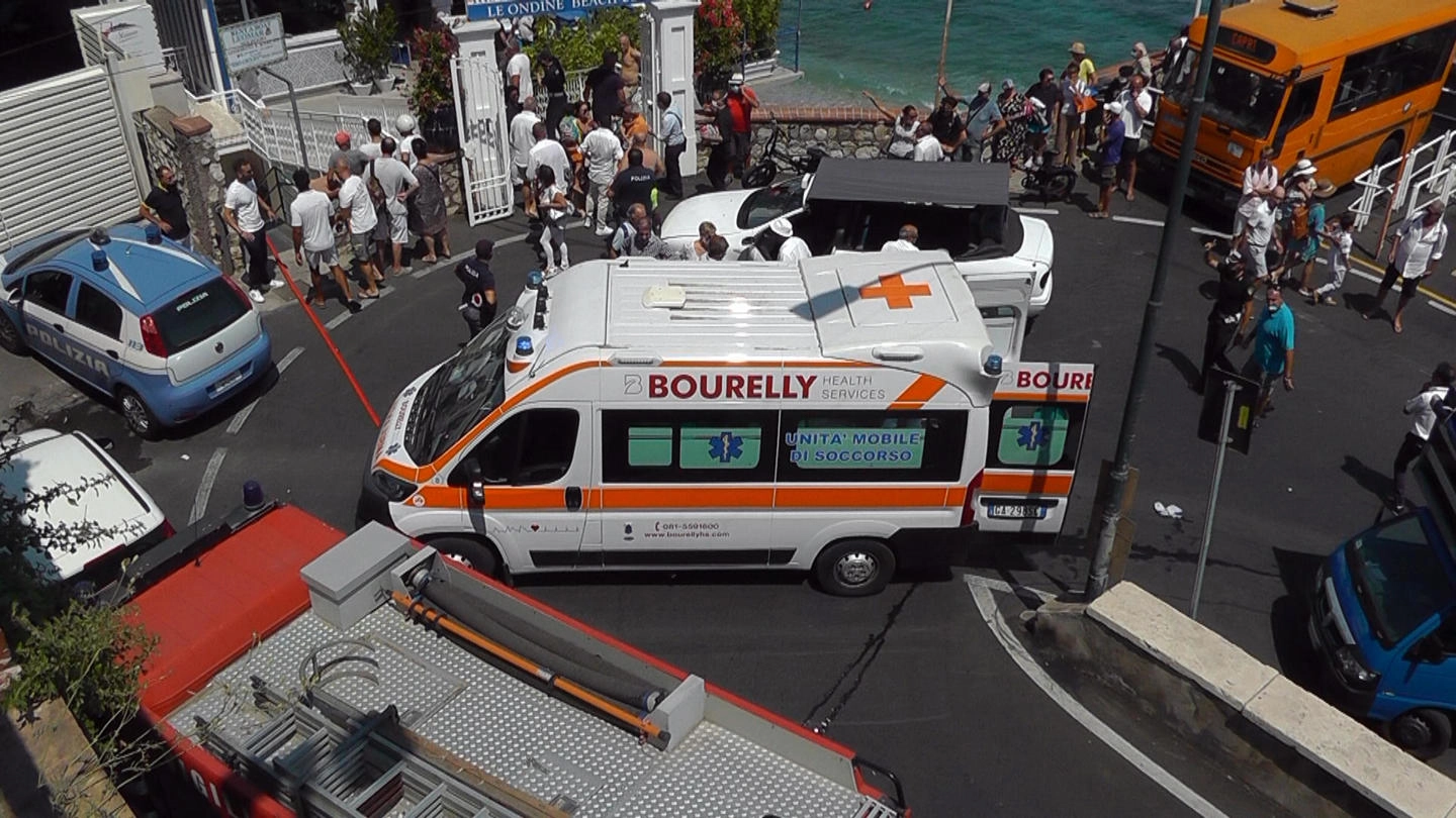 I soccorsi dopo l'incidente del minibus uscito di strada a Capri