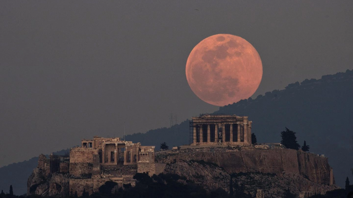 La Superluna sull'Acropoli di Atene (Ansa)